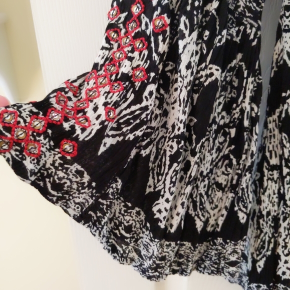 🔥Soft Surroundings Black White and Red Boho Tunic with Flare Sleeved Small - Picture 5 of 12
